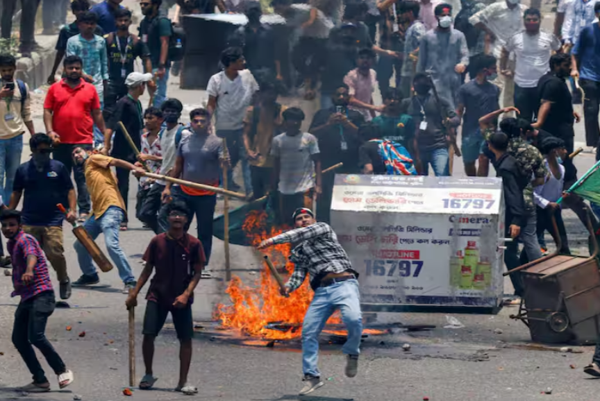 BANGLADESH PROTEST: बांग्लादेश में प्रधानमंत्री शेख हसीना के इस्तीफे की मांग को लेकर हिंसा(BANGLADESH PROTEST) थमने का नाम नहीं ले रही