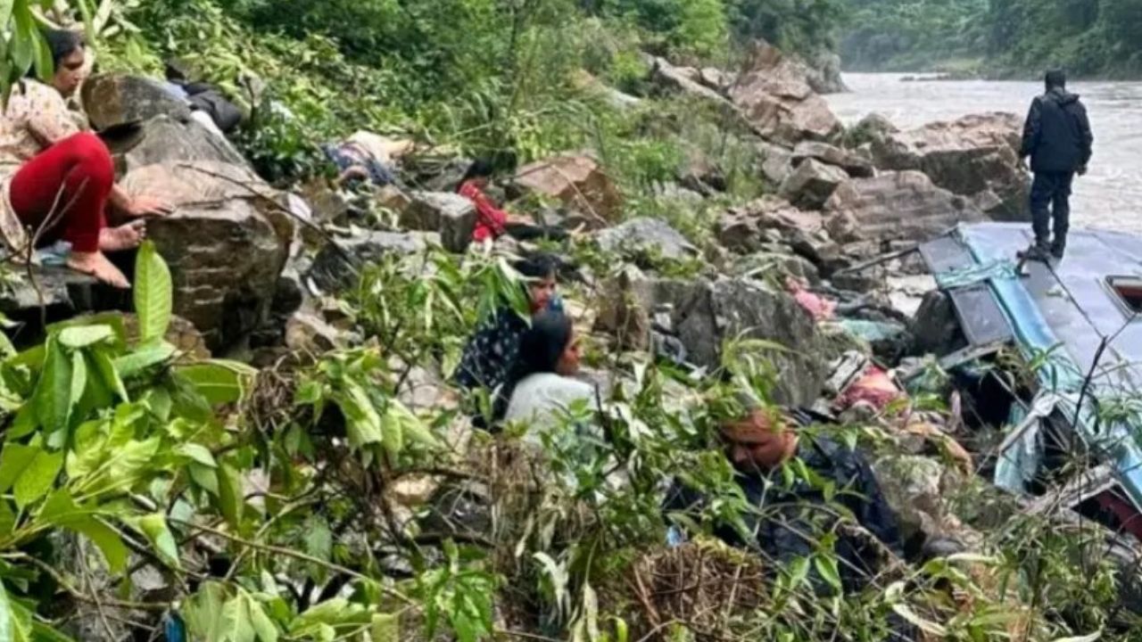 Nepal Accident: मर्सियांगडी नदी में समा गई यूपी नंबर की बस, भीषण हादसे में 14 लोगों की मौत