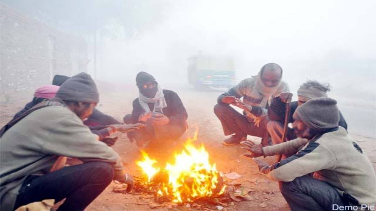 Dense Fog in UP: सर्दी और कोहरे की दोहरी मार, लोगों की मुश्किलें बढ़ीं, रातें और ठिठुरन भरी।