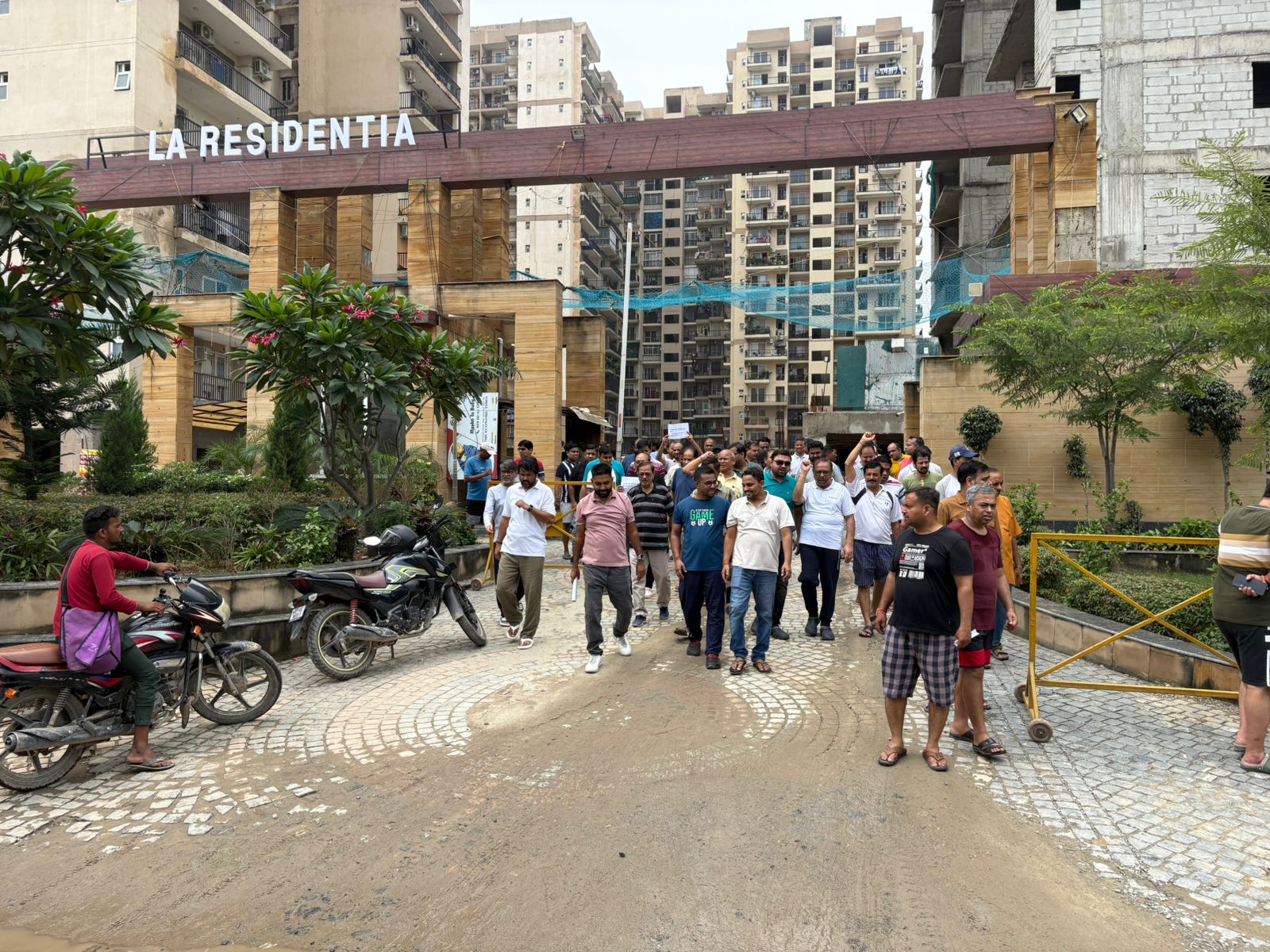 Greater Noida West: La Residentia में मेंटेनेंस चार्ज बढ़ोतरी पर हंगामा